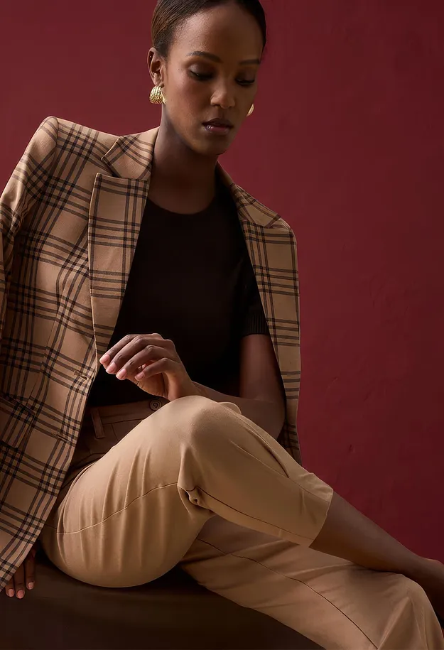 Rutete blazer, m&oslash;rk topp og beige bukse skaper et elegant antrekk.