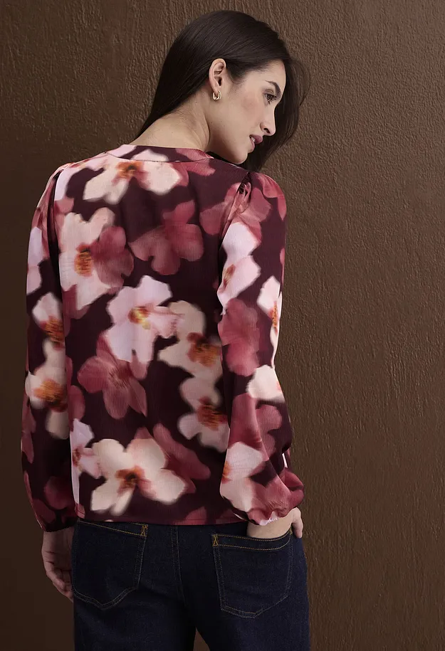 M&oslash;rker&oslash;d, blomstrete bluse kombinert med klassiske, bl&aring; jeans.