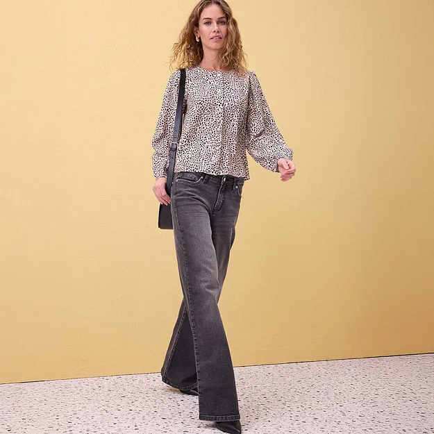 Lett, m&oslash;nstret bluse med puffermer kombinert med utsvingte, gr&aring; jeans.