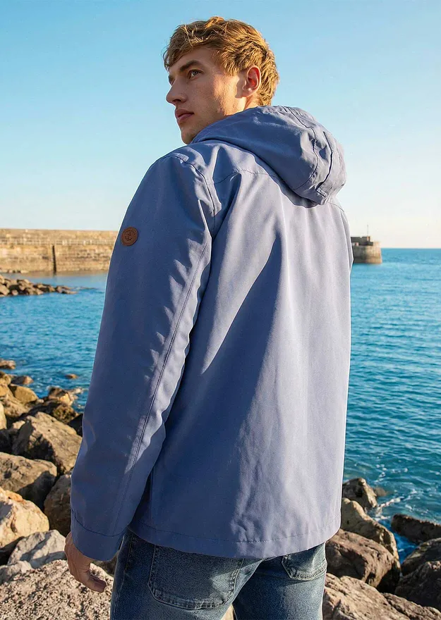 Herre - Funksjonsjakke i vannavvisende materiale med hette og detaljer i imitert skinn - denimbl&aring;