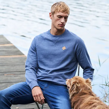 Avslappet stil: Blå sweatshirt & behagelige jeans.