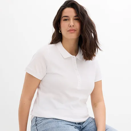 Klassisk hvit poloskjorte, perfekt kombinert med lyseblå jeans