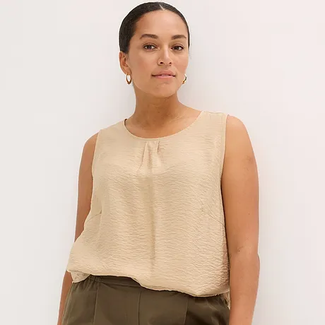 Beige singlet med rund hals – enkel, elegant og perfekt for varme dager.