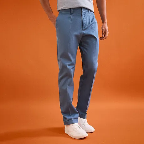 Avslappede, lyseblå chinos kombinert med hvite sneakers.