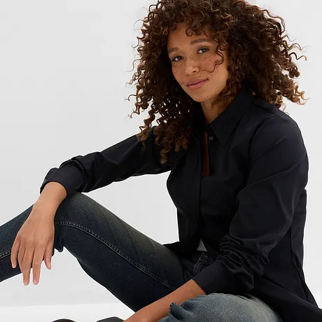 Avslappet look med sort skjorte og mørk jeans.