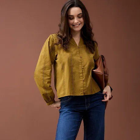 Sennepsgul bluse med V-hals og knappestolpe.
