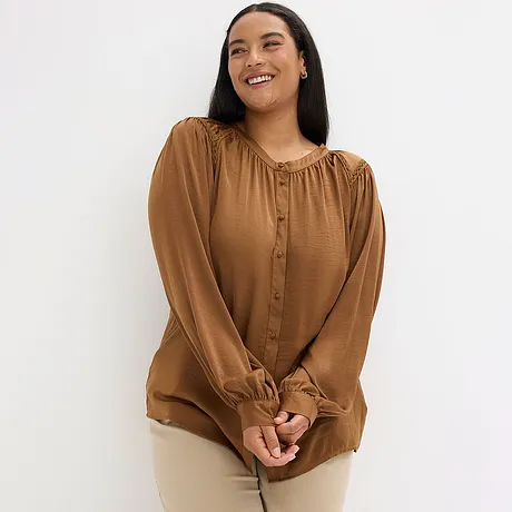 Brun bluse med knappestolpe og rynking ved utringningen.