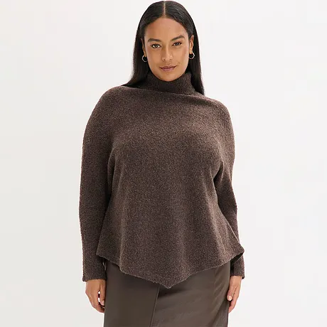 Brun, høyhalset genser med asymmetrisk fald.