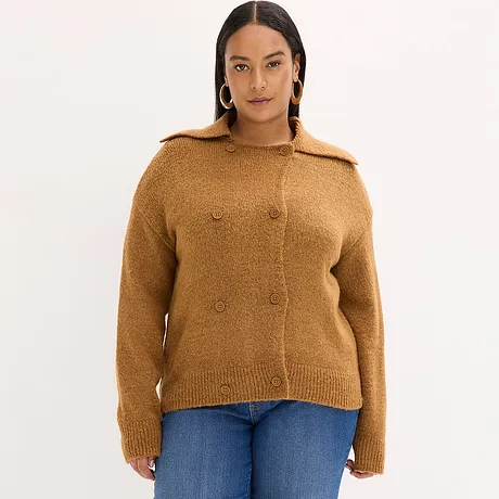 Brun cardigan med knapper og krage kombinert med bluejeans.