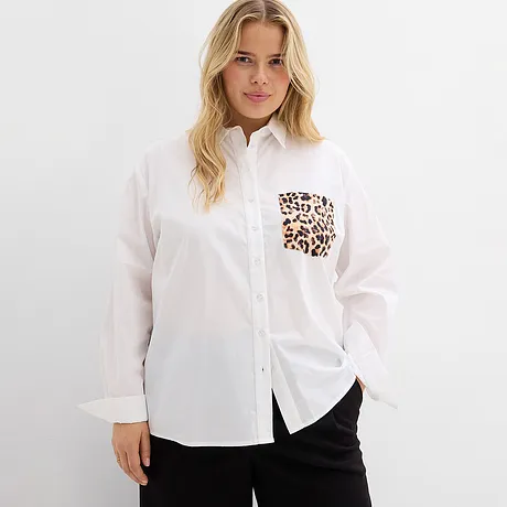 Hvit skjorte med leopardmønstret brystlomme.