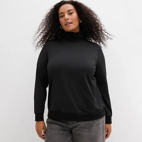 Sort pologenser med grå jeans.