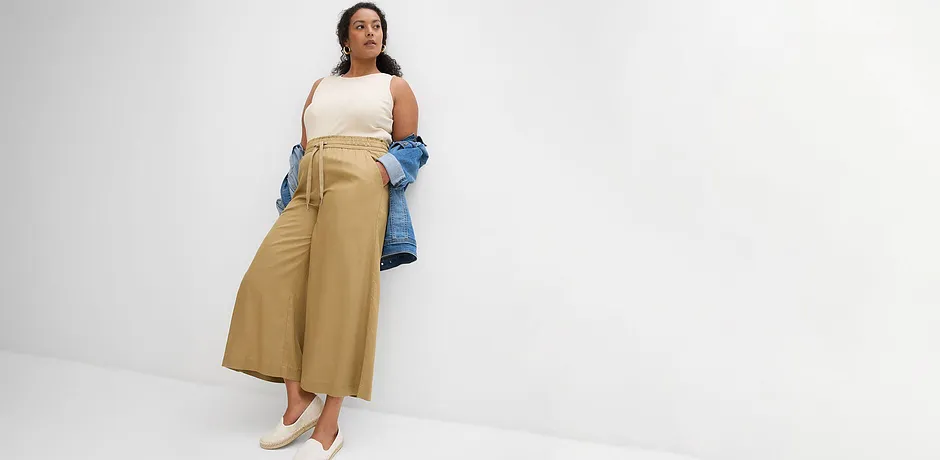 Avslappet sommerlook: Vid, beige bukse, hvit topp og ledig, blå jeansjakke.