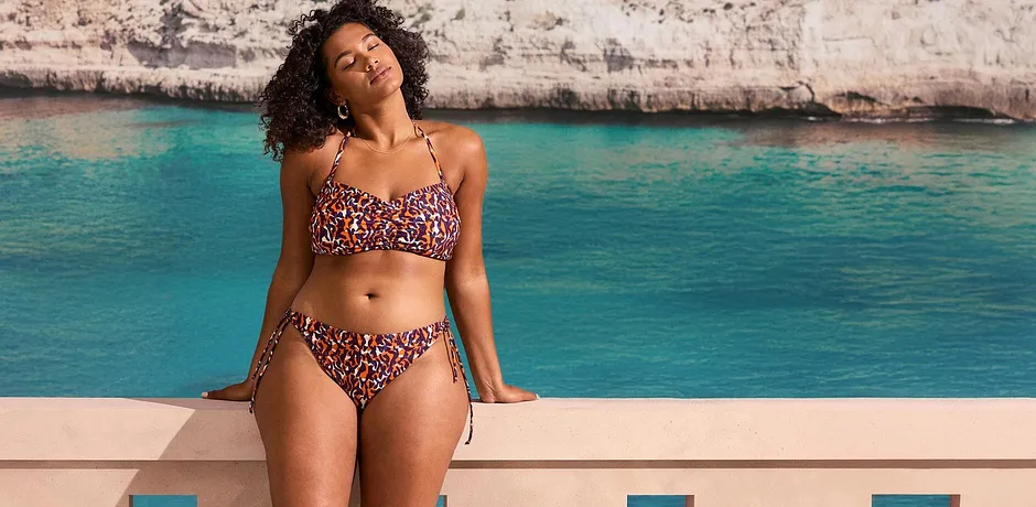 Fargerik leopard-bikini med halterneck-topp og klassiske truser, perfekt for stranden.