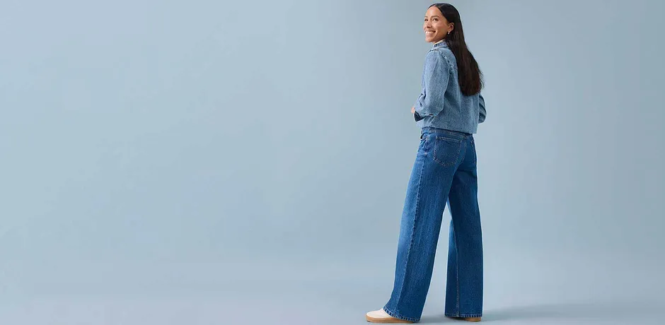 Lyseblå skjorte kombinert med vide jeans.