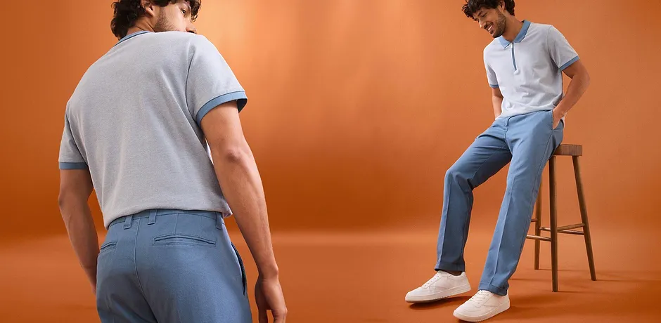 Sporty, lyseblå retro-poloskjorte og ledig bukse med press i delikat lys blåtone.