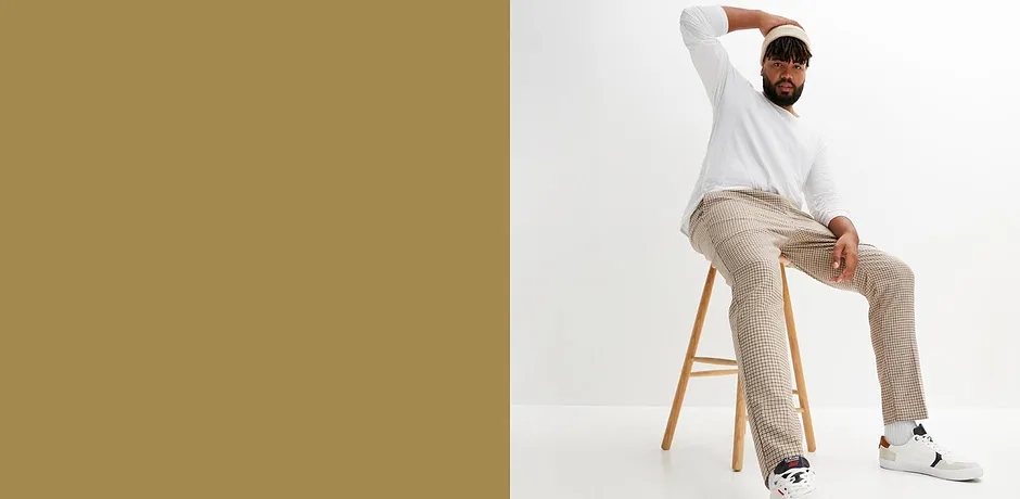 Hvit langermet topp, beige bukse og hvite sneakers skaper en ledig, stilfull look.