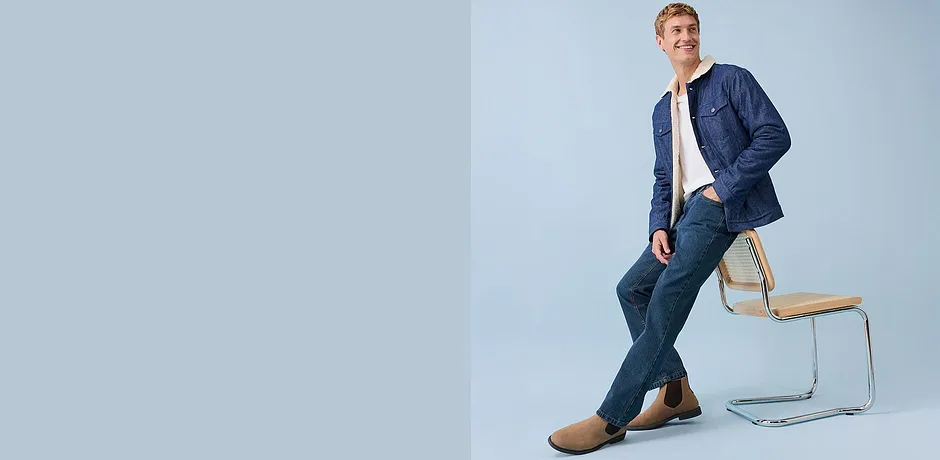 Ledig denimlook: Blå denimjakke & mørk Regular Fit-jeans.
