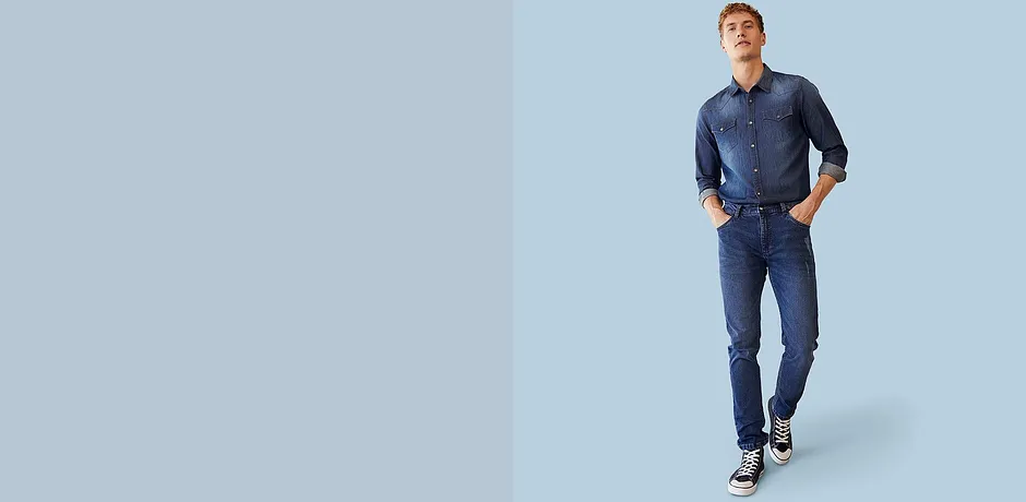 Ledig denimlook: Mørkeblå denimskjorte med passende Slim Fit-jeans.