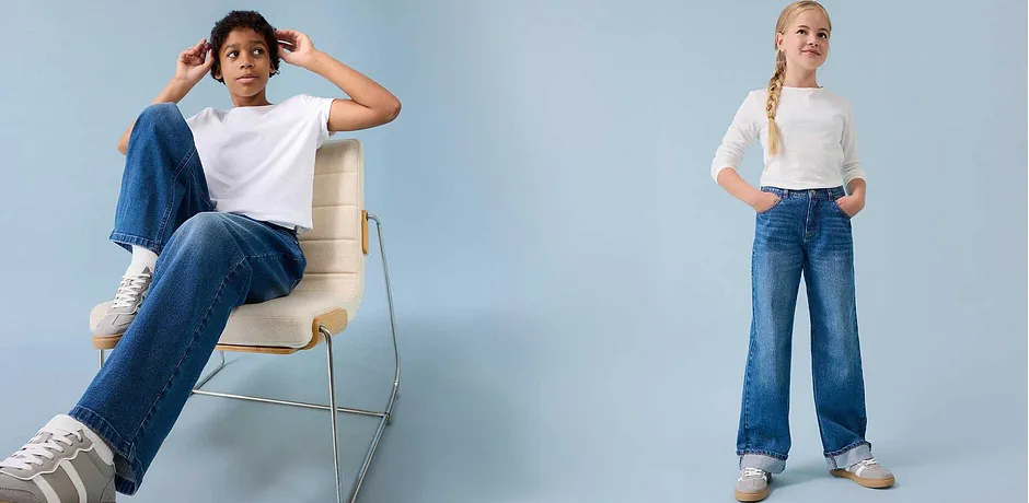 Ledig look med hvite topper og vide jeans. Behagelig hverdagslook for kule kids.