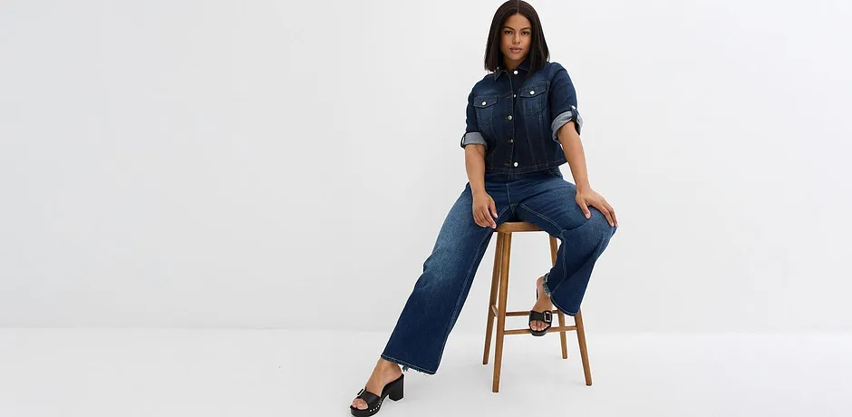 Mørkeblå jeans kombinert med denimskjorte.