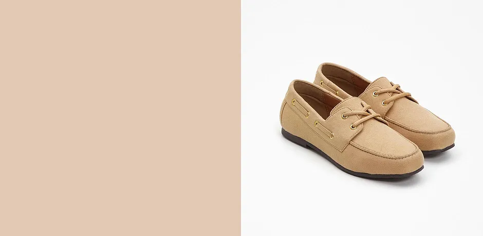 Beige, ribbet og langermet topp kombinert med klassiske jeans.