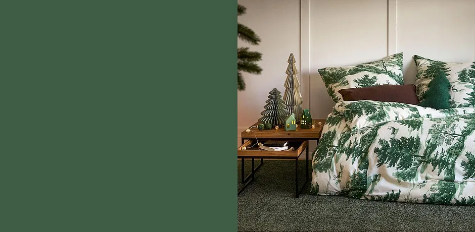 Sengesett med skogsmønster skaper fin julestemning på soverommet.