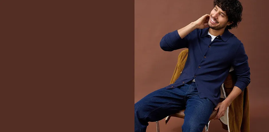 Blå, finstrikket cardigan med merinoull kombinert med bluejeans.