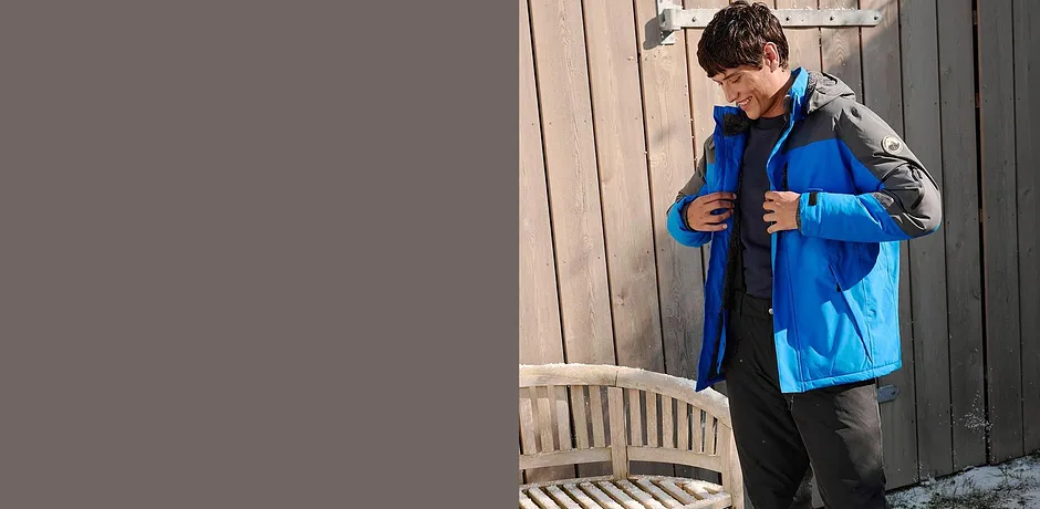 Sporty, blå jakke med hette, perfekt for aktive dager utendørs.