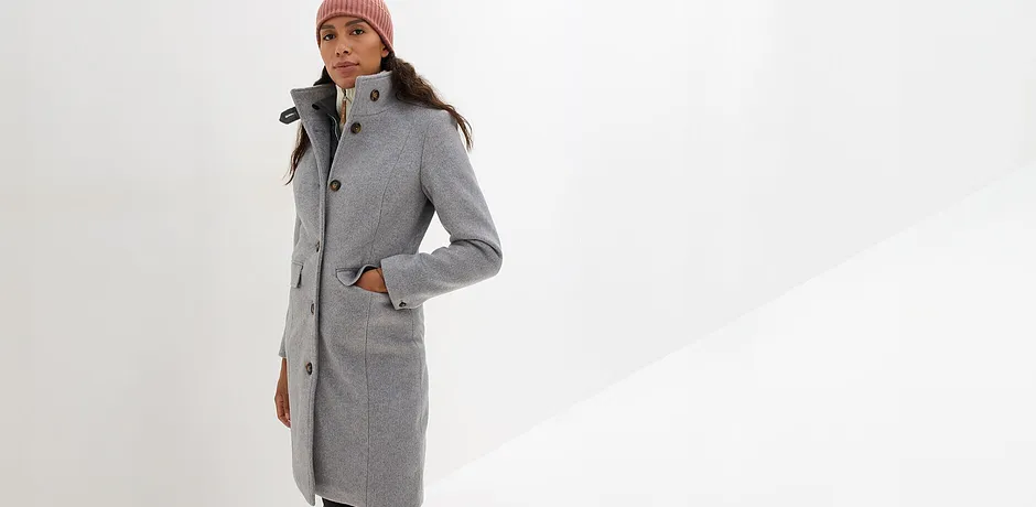 Elegant, grå ullkåpe, brun lue og skjerf.