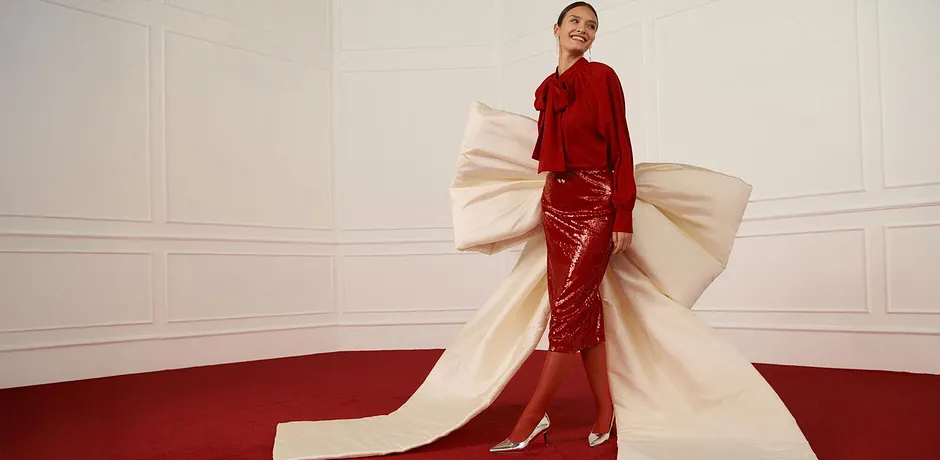 Elegant, rød bluse møter skimrende skjørt.