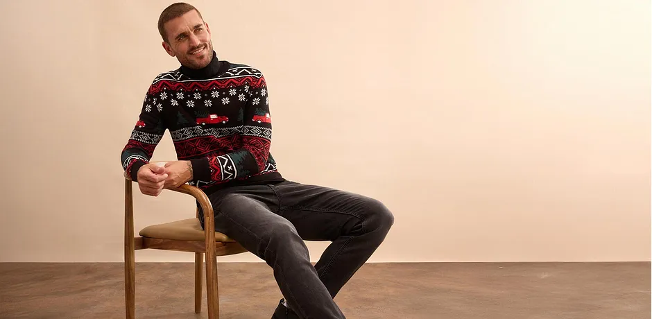 Julegenser med flerfarget mønster kombinert med mørke jeans.