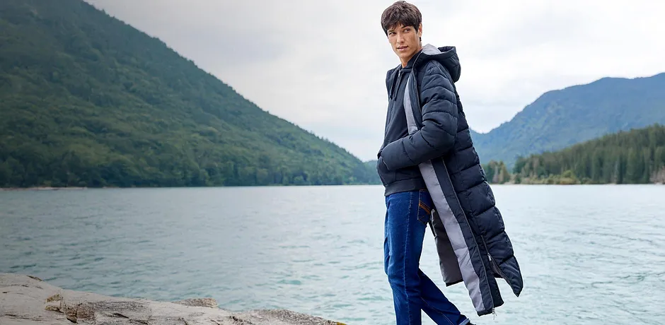 Varm dunjakke og jeans gir beskyttelse mot kulden.