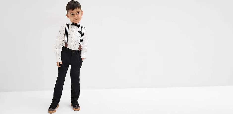 Barn bærer skjorte og tversoversløyfe.