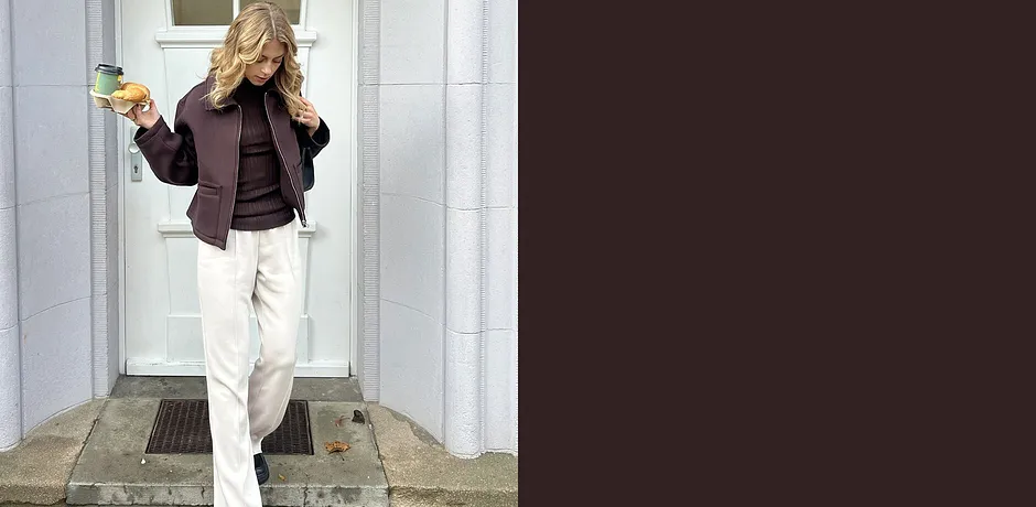 Avslappet look med mørk jakke og lys bukse.