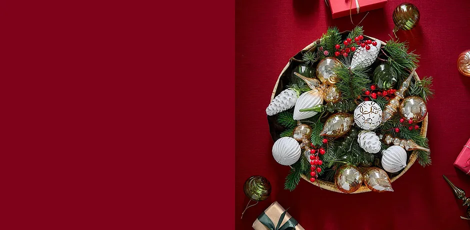 Bord med juledekorasjon.