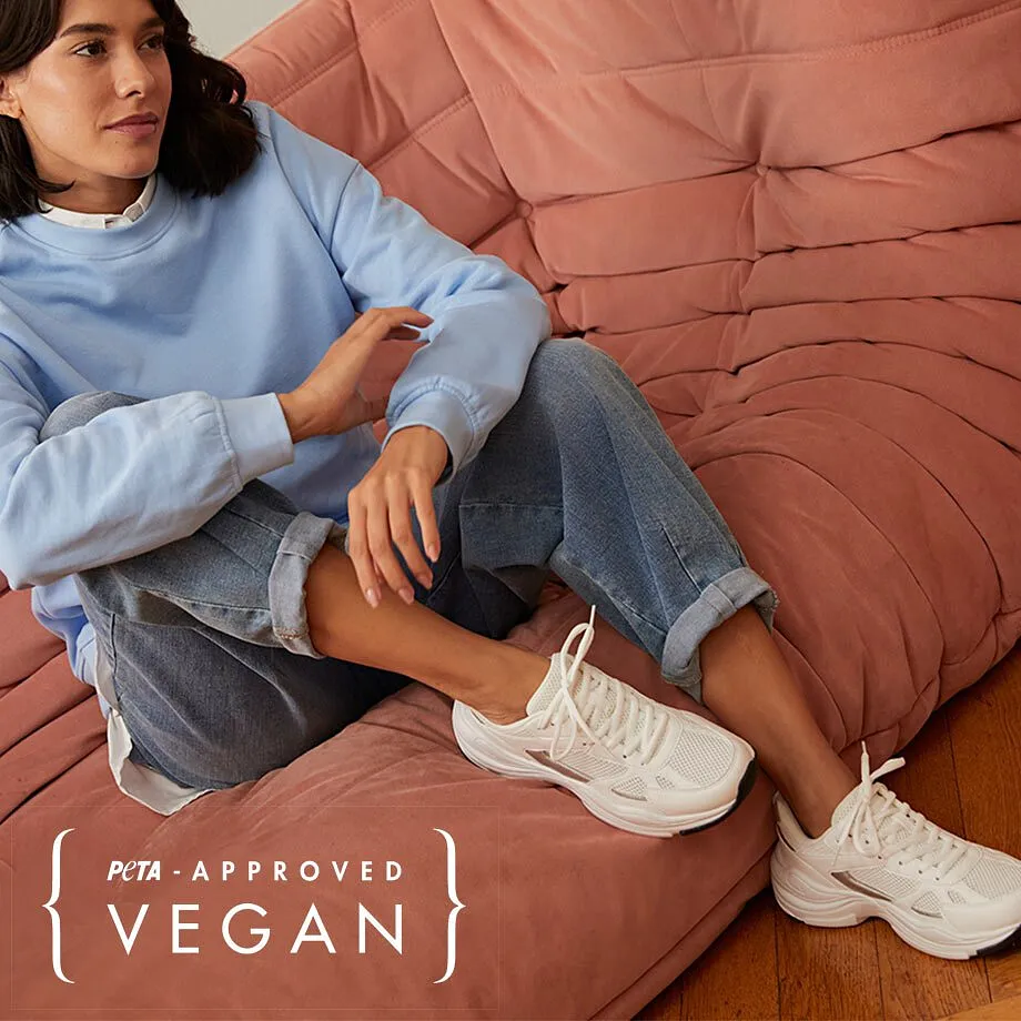 Lyseblå genser, behagelige jeans og hvite sneakers: Avslappet outfit for late dager hjemme.