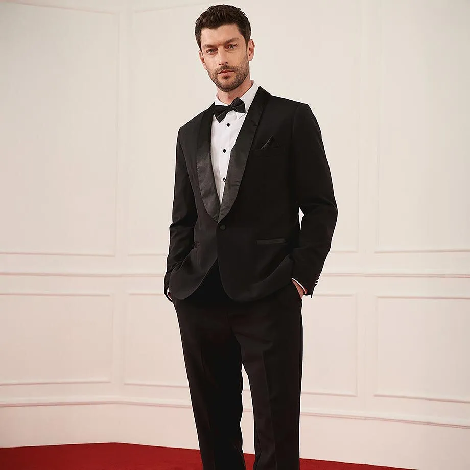 En sort smoking med tversoversløyfe og hvit skjorte for festlige anledninger.