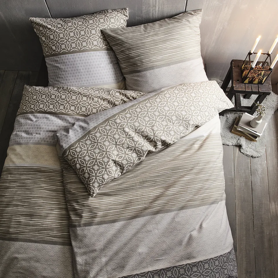 Sengesett i nøytrale fargetoner med nydelige mønstre.