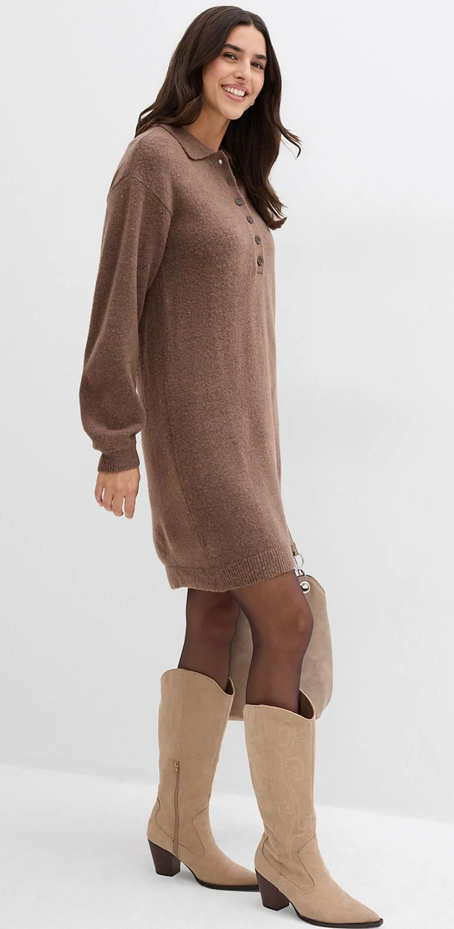 Brun, strikket kjole med krage kombinert med lyse støvletter.