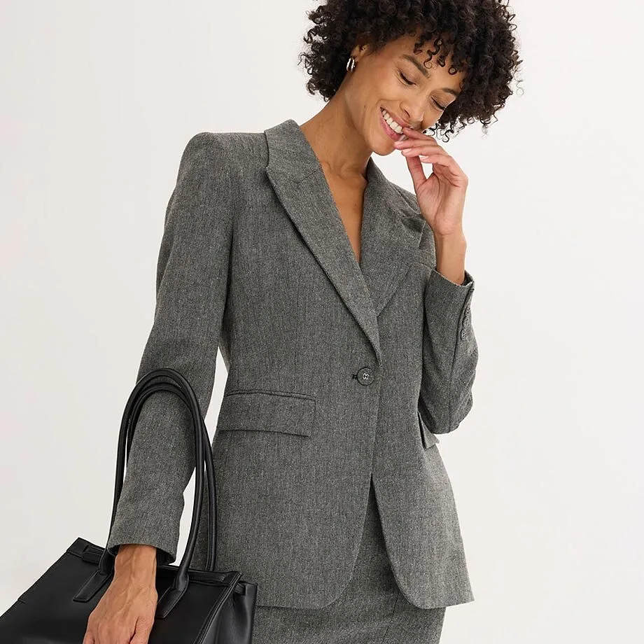 Grå blazer med strukturert materiale.