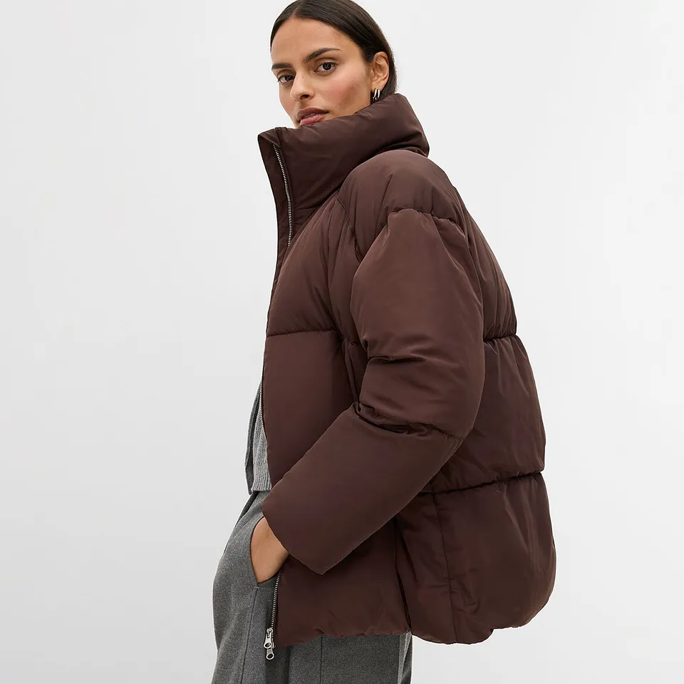 Brun dunjakke med høy krage.