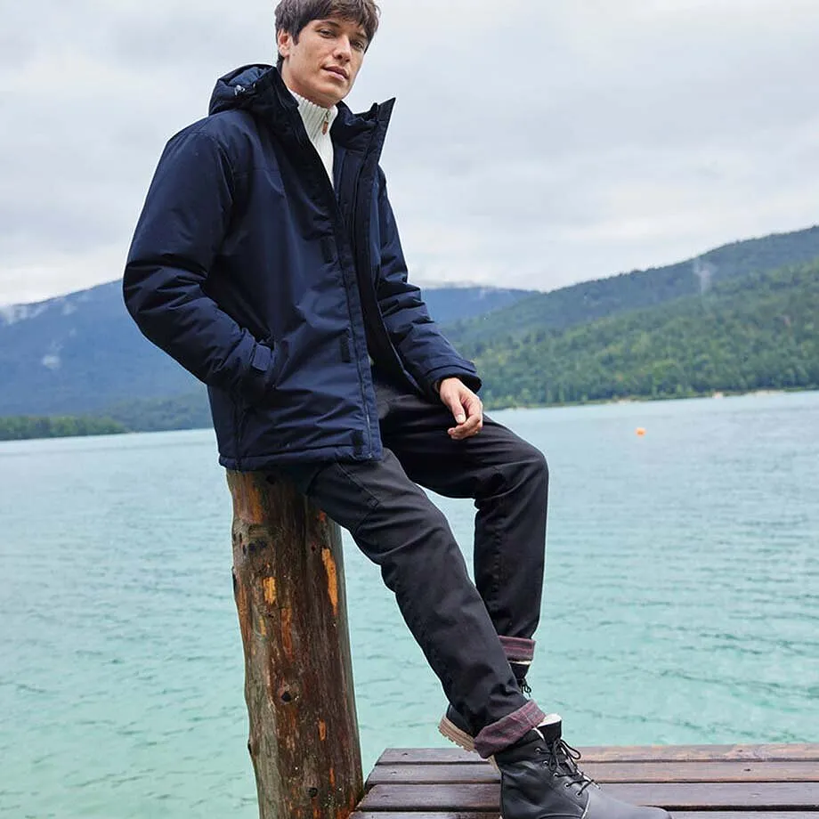 M&oslash;rk vinterjakke og sort, varmende bukse for kalde dager.