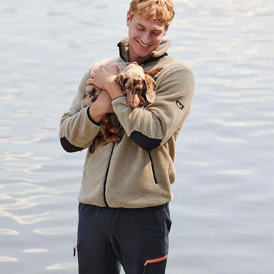 Beige fleecejakke kombinert med m&oslash;rk bukse.