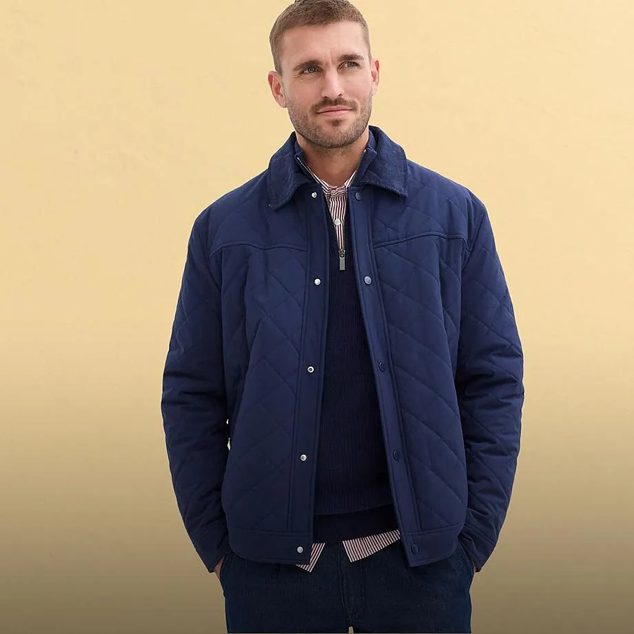 Bl&aring;gr&aring;, vattert jakke, lys T-skjorte, jeans og hvit baseball-caps.