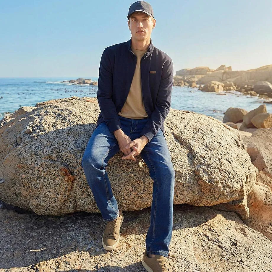 Bl&aring; jakke, beige shirt og jeans for solfylte dager ved havet.