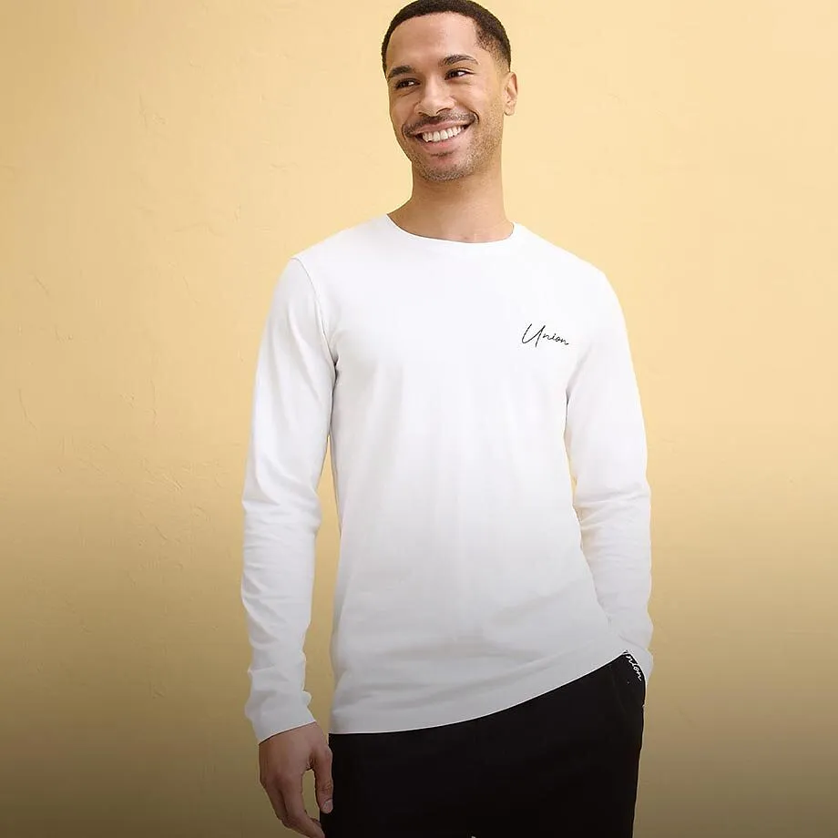 Stilren, hvit og langermet shirt med liten logo.