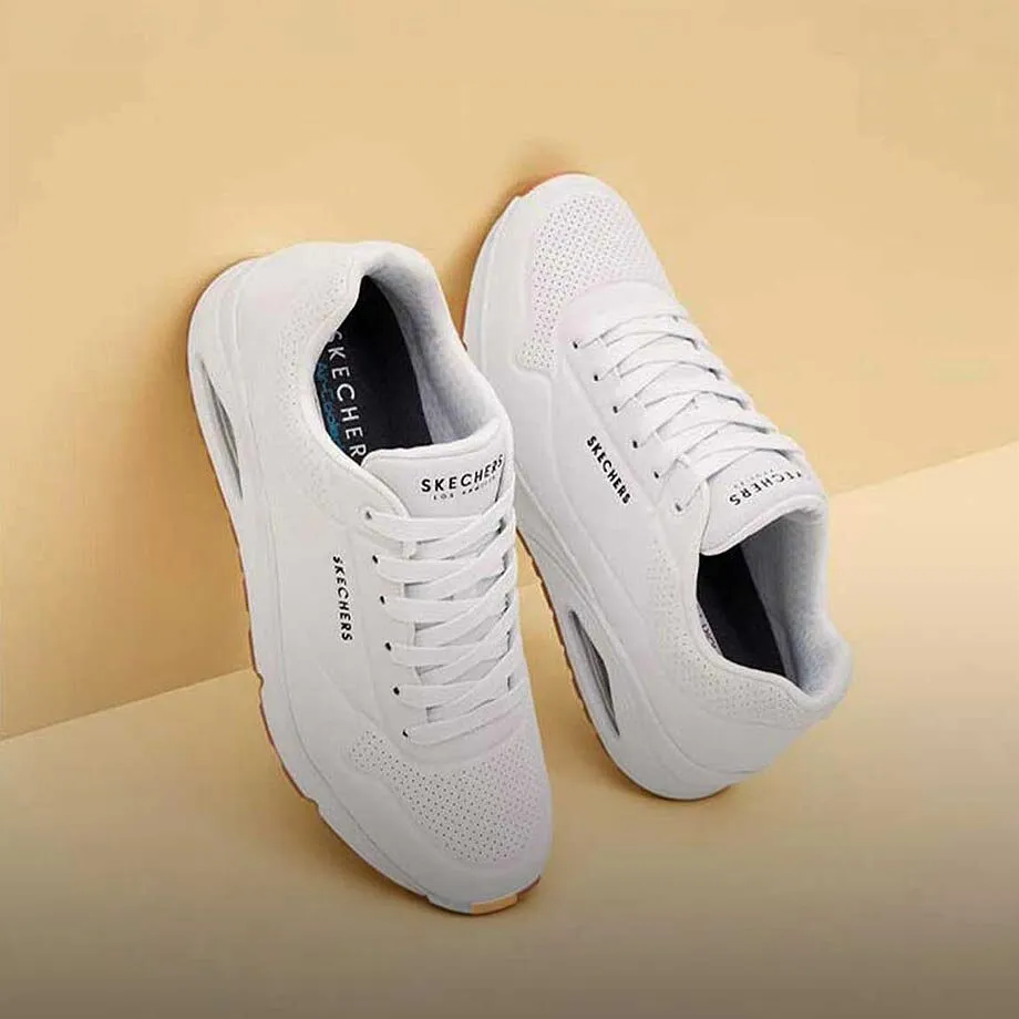 Sporty, hvite sneakers med lisser.