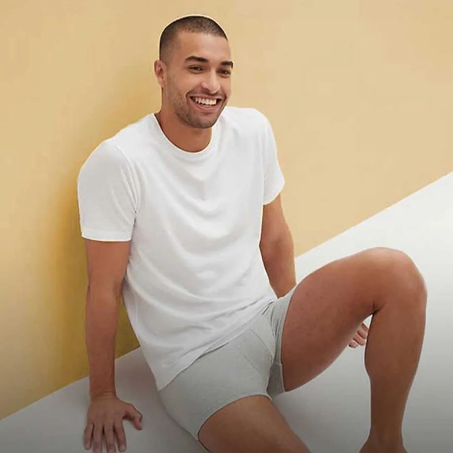 Hvit T-skjorte og gr&aring; boksershorts.