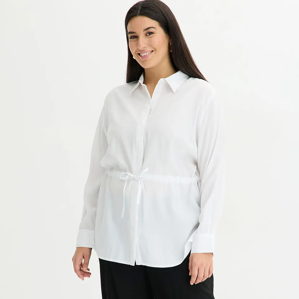 Hvit bluse med krage, knapper og knytebelte.