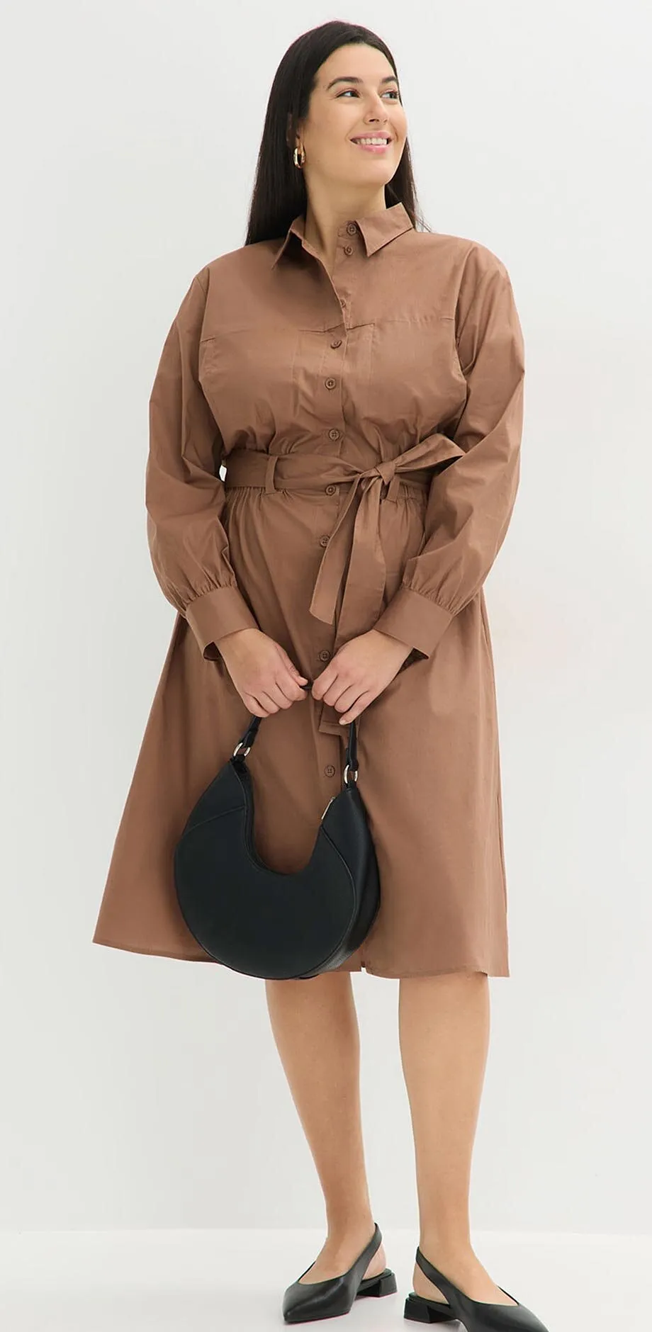 Brun skjortekjole med knytebelte kombinert med sort h&aring;ndveske.